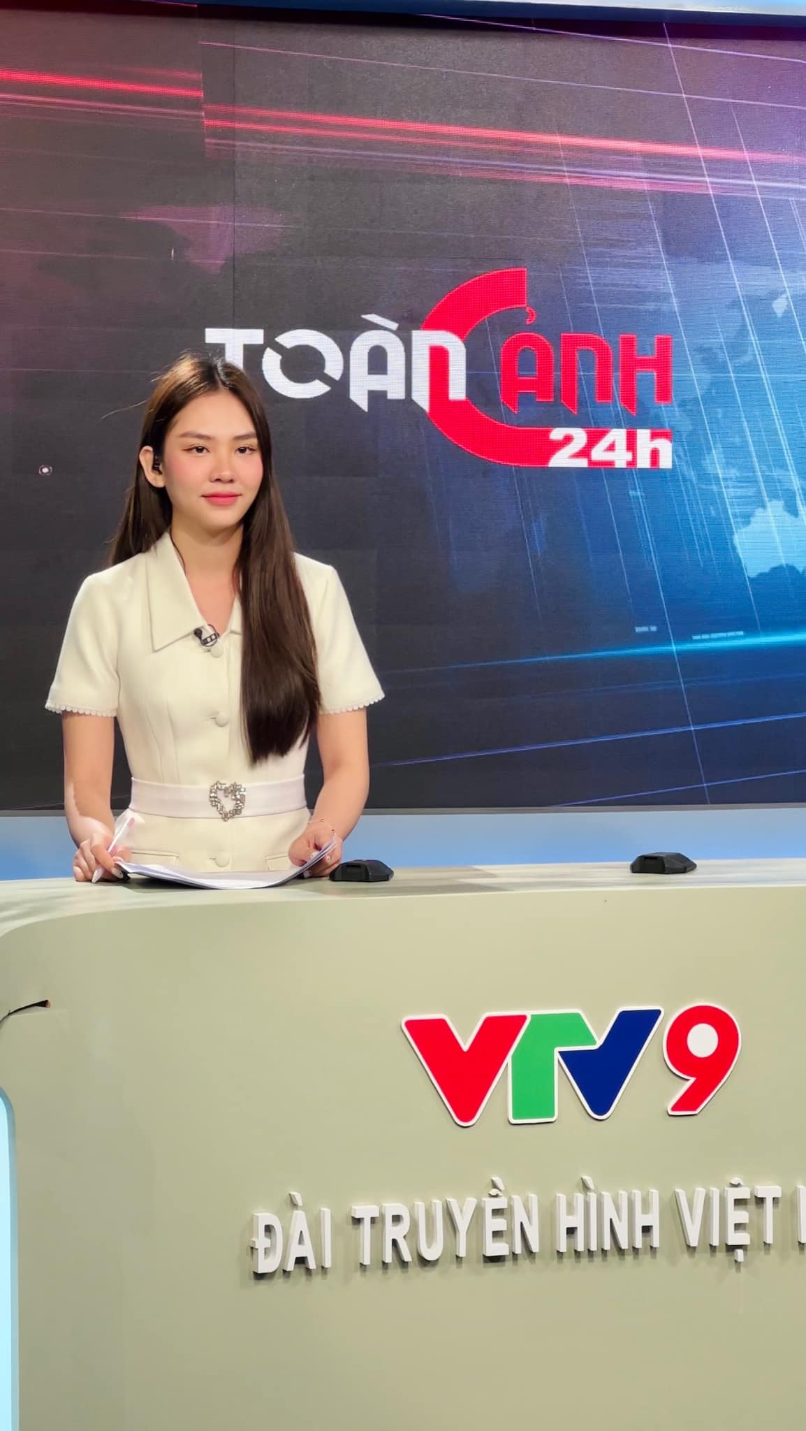 Hình ảnh Mai Phương khi dẫn bản tin trên sóng truyền hình. Cô chọn cách làm tóc đơn giản, trang điểm vừa đủ để gương mặt trẻ trung và rạng rỡ.