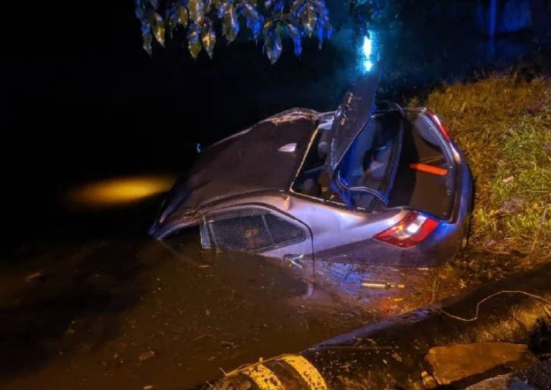 Bị bắt quả tang “mây mưa” trong ô tô, cặp đôi bỏ chạy gây tai nạn - 1