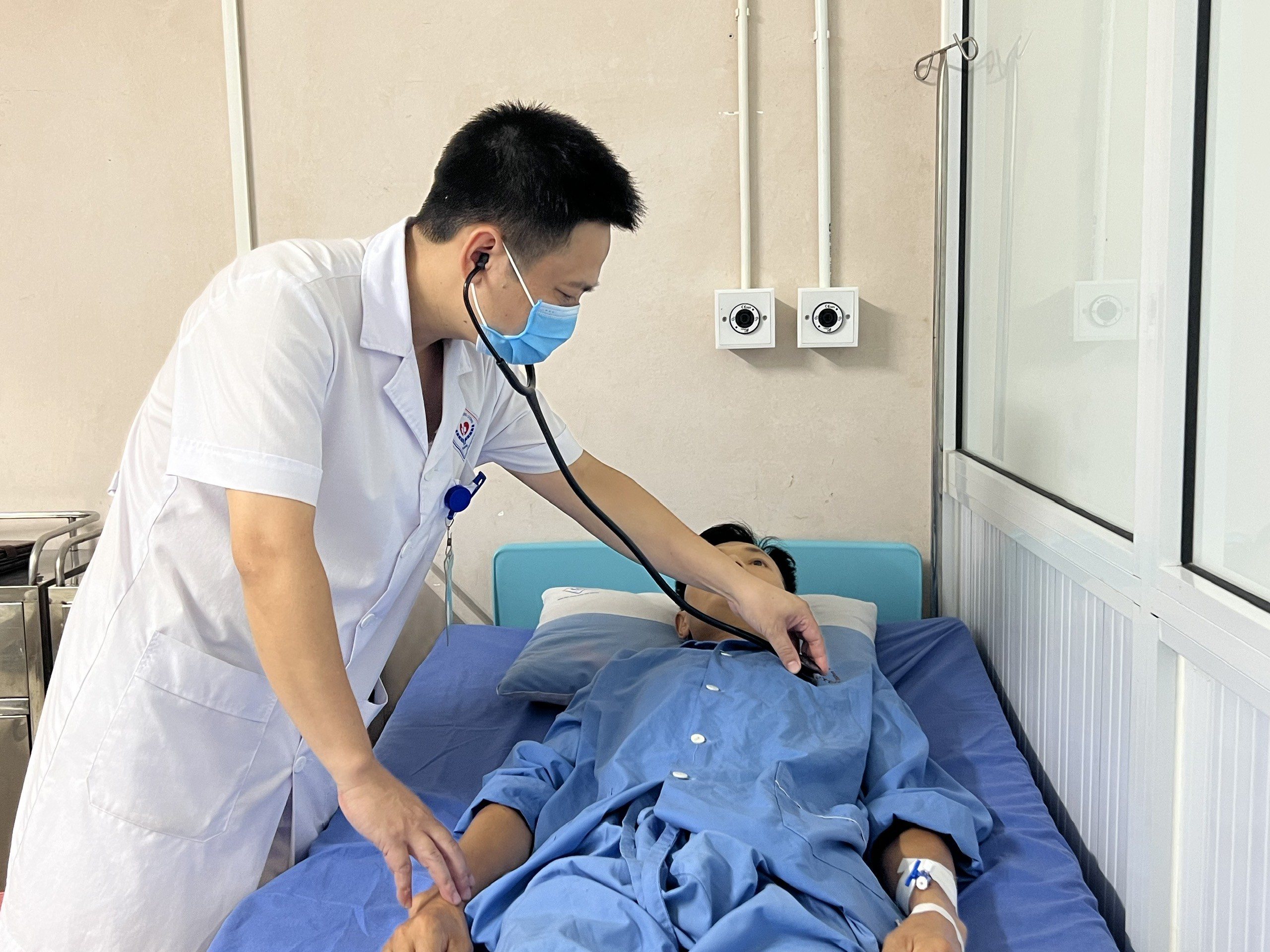 ThS.BS Đỗ Văn Tùng - Phó trưởng khoa Nội thận - Tiết niệu và Lọc máu kiểm tra lại phổi cho người bệnh sau điều trị.