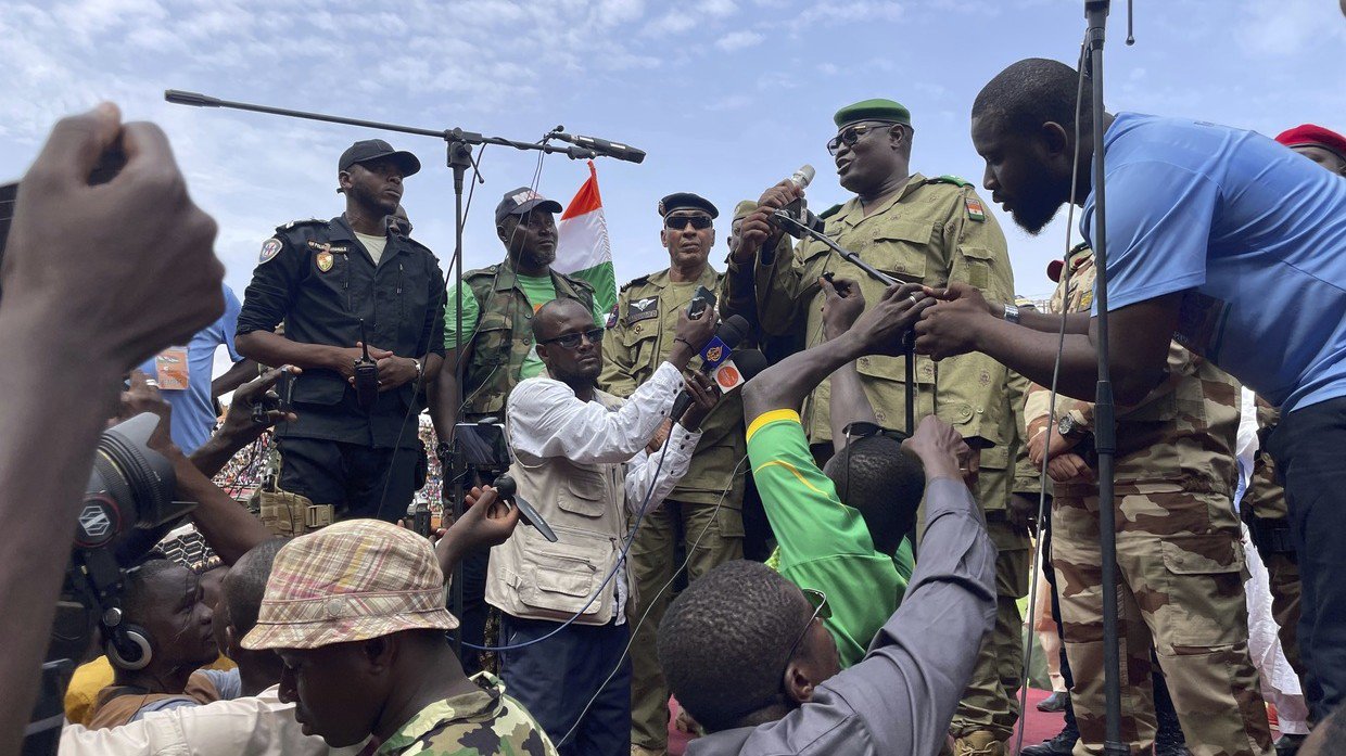 Tướng Mohamed Toumba phát biểu trước đám đông người ủng hộ chính quyền quân sự vào chiều ngày 6/8.