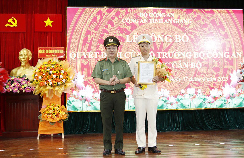 Đại tá Lâm Phước Nguyên, Giám đốc Công an tỉnh An Giang trao quyết định cho Đại tá Nguyễn Thanh Hà. Ảnh: CACC