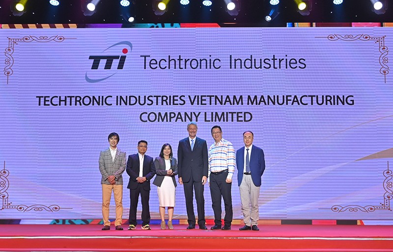 Đại diện Ban lãnh đạo Tập đoàn TTI tại Việt Nam nhận giấy chứng nhận và kỷ niệm chương trong đêm trao giải.