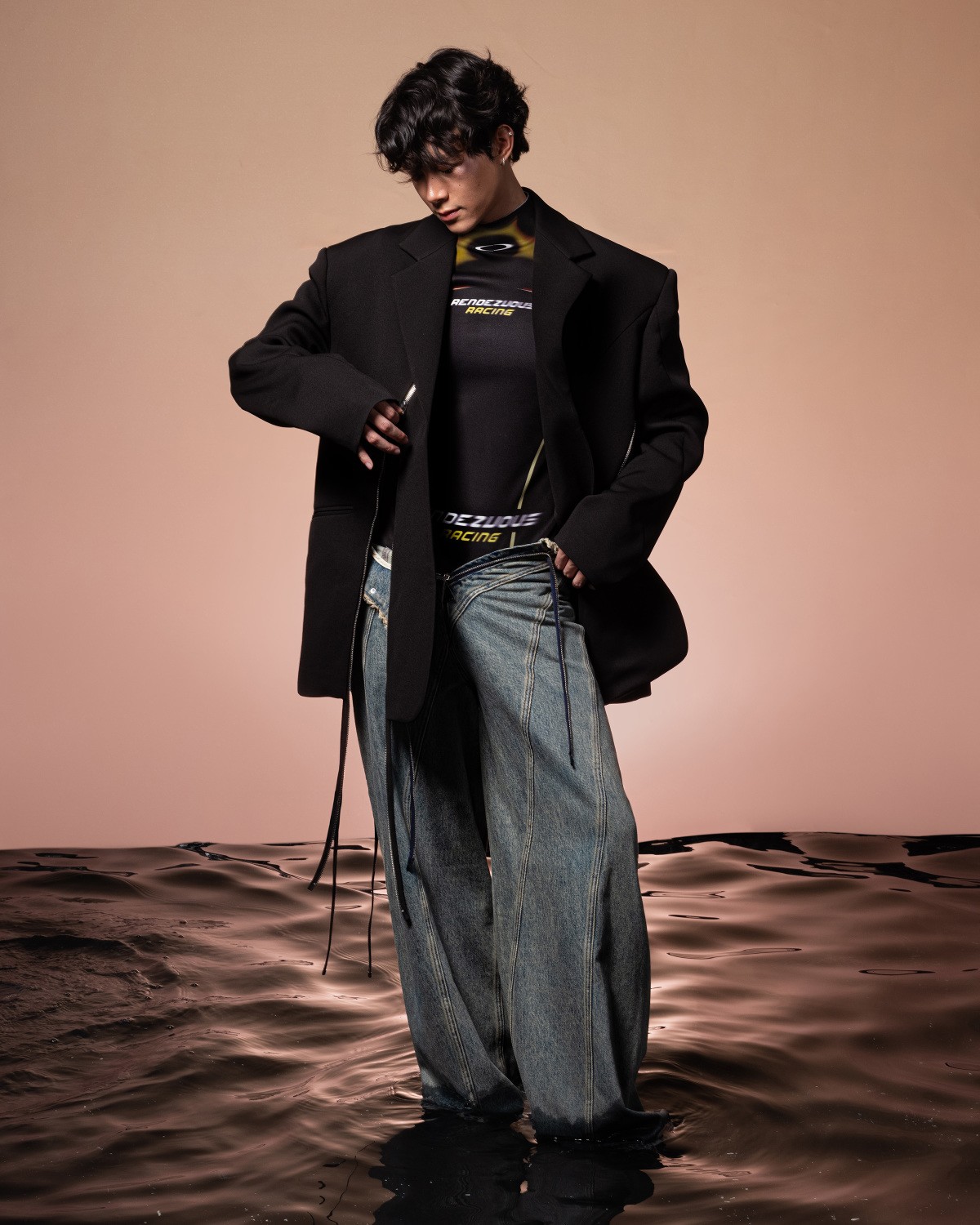 BST RENDEZVOUS thể hiện phong cách phi giới tính rõ nét khi thiết kế "Racer Bodysuit"&nbsp;được chuyển thể thành một phiên bản hoàn toàn mới với Anh Tú, kết hợp áo blazer xẻ khoá và quần jeans cạp trễ làm điểm nhấn.