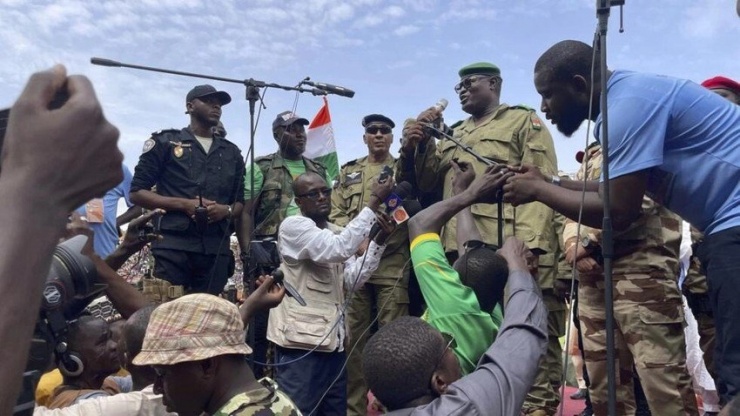 Tướng Abdourahamane Tiani - lãnh đạo chính quyền quân sự Niger sau đảo chính phát biểu vào ngày 6-8. Ảnh: Sam Mednick/AP