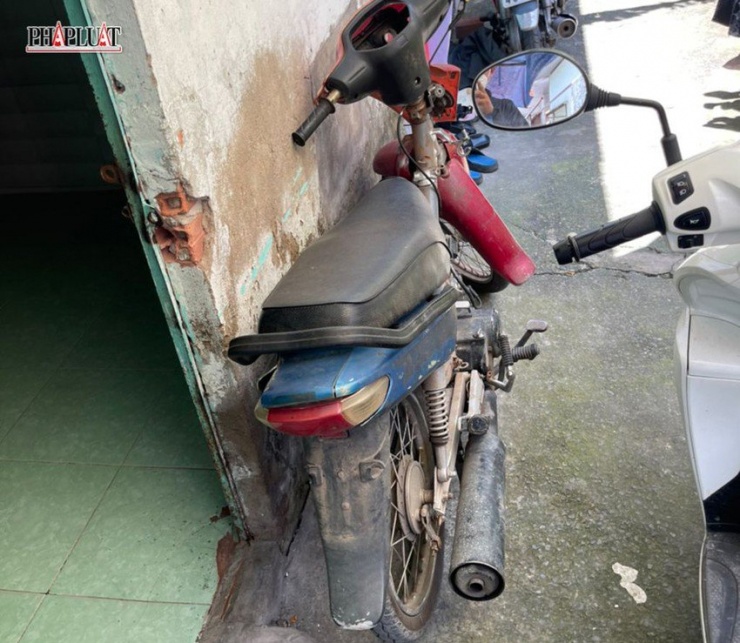 Chiếc xe tang vật mà Tiếng và Thịnh sử dụng để đi đập phá cửa nhà dân. Ảnh: CA