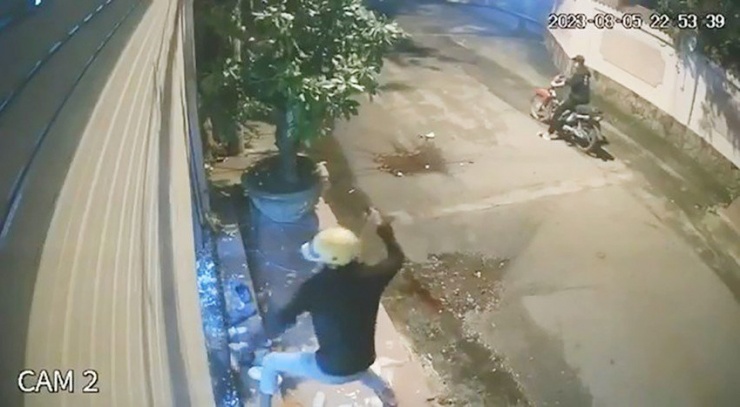 Hình ảnh Tiếng dùng dao chém cửa kính được camera an ninh ghi lại. Ảnh: Cắt từ clip