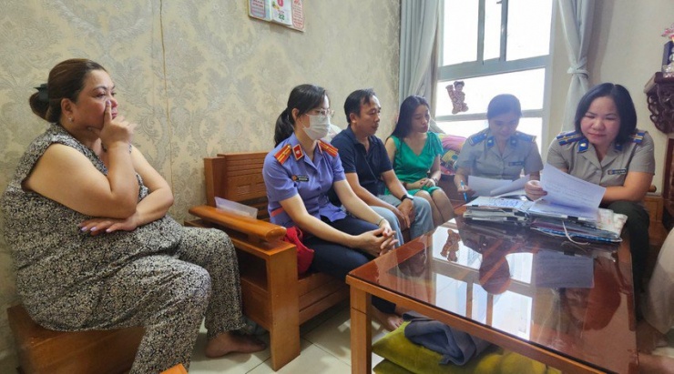 Chi cục THADS quận Gò Vấp đọc thông báo cưỡng chế thi hành án bổ sung tại căn hộ Dream home của ông Nguyễn Trần Hoàng Phong. Ảnh: SONG MAI