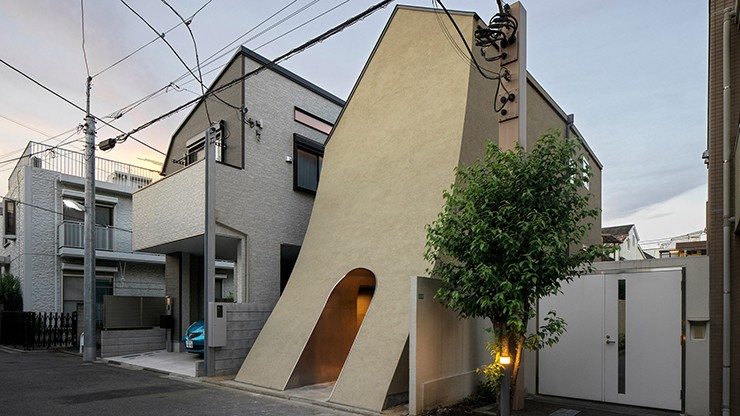 Căn nhà có mặt tiền "siêu thực" này nằm trong một con phố nhỏ giữa thành phố Tokyo náo nhiệt ở Nhật Bản. 
