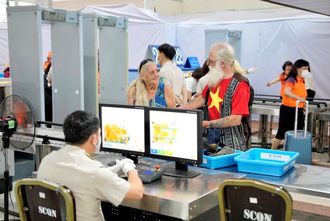 Nhân viên soi chiếu tại sân bay quốc tế Nội Bài