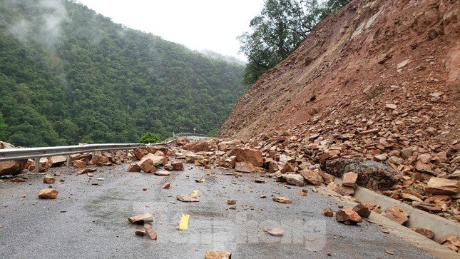 Mưa kéo dài, đất đá trên núi chờ chực sập xuống đường huyết mạch lên cửa khẩu - 2