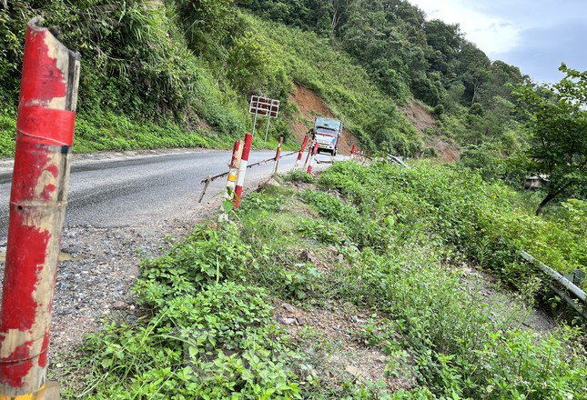 Mưa kéo dài, đất đá trên núi chờ chực sập xuống đường huyết mạch lên cửa khẩu - 13