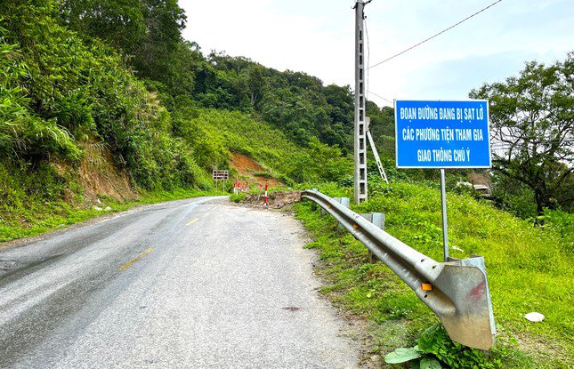 Mưa kéo dài, đất đá trên núi chờ chực sập xuống đường huyết mạch lên cửa khẩu - 14