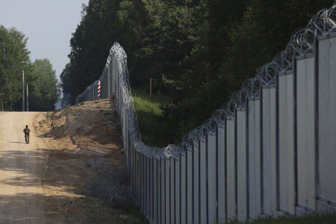 Lính biên phòng Ba Lan tuần tra khu vực bức tường kim loại ở biên giới giữa Ba Lan và Belarus, gần Kuznice, Ba Lan. Ảnh: AP