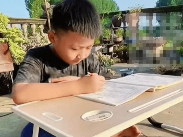 Điểm bất thường trong bức ảnh cậu bé ngồi làm bài tập khiến nghìn người tranh cãi
