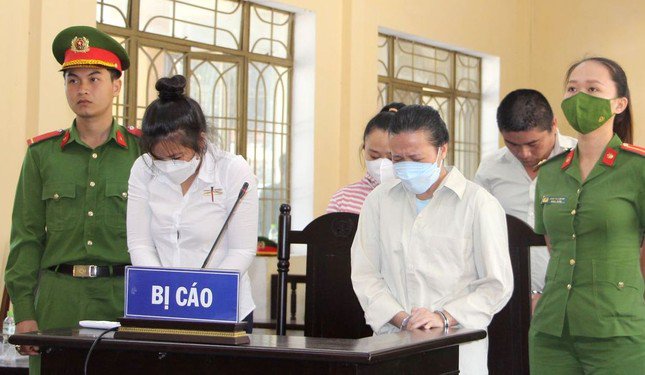 Nguyễn Thị Tuyết Trinh (bên phải) và các bị cáo liên quan vụ lừa đảo chiếm đoạt hơn 400 tỷ đồng tại tòa.