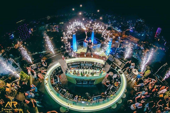 Air 360 Sky Bar là tụ điểm giải trí nổi tiếng ở TPHCM.