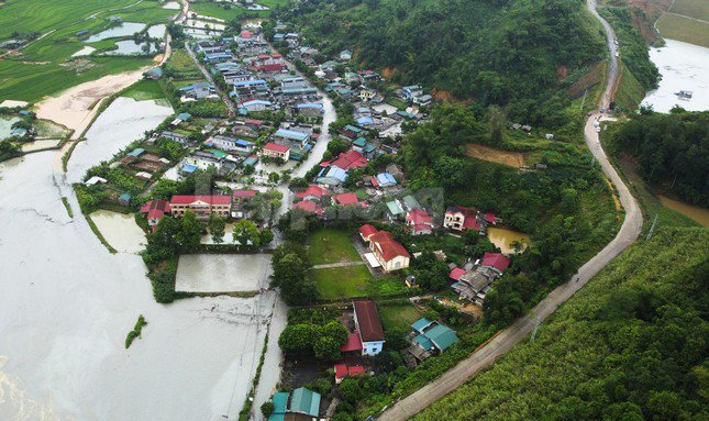 Hàng trăm ngôi nhà ngập nước, người dân chạy thoát thân do vỡ ống cống hồ thải quặng - 5