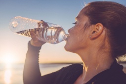 Sức khỏe đời sống - Uống 4 chai nước trong 20 phút, người phụ nữ tử vong