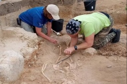 Phi thường - kỳ quặc - Đằng sau bộ xương thế kỷ 17 nằm sấp, chân gắn ổ khóa hình tam giác