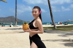 Thời trang - "Quỳnh búp bê" mặc váy xẻ đến hông, khoe dáng nuột nà khi hưởng tuần trăng mật ở Mỹ