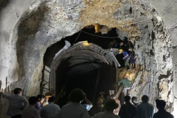 Tin tức trong ngày - Sạt lở hầm đường sắt, 8 đoàn tàu mắc kẹt ở Quảng Bình