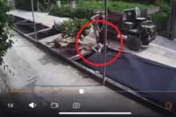 Tin tức trong ngày - Clip: Chạy xe mất kiểm soát va phải công nông, nữ tài xế rơi xuống mương nước