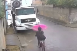 Ô tô - Clip: Cô gái cầm ô đi xe đạp như chỗ không người đâm trực diện ô tô
