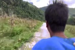 Xe máy - Xe đạp - Clip: "Dở khóc dở cười" với hai thanh niên xuống dốc khi xe mất phanh