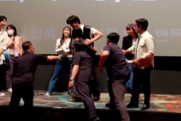 Đời sống Showbiz - Sao nam bị fan nữ say xỉn lao lên sân khấu ôm chặt trước hàng nghìn người