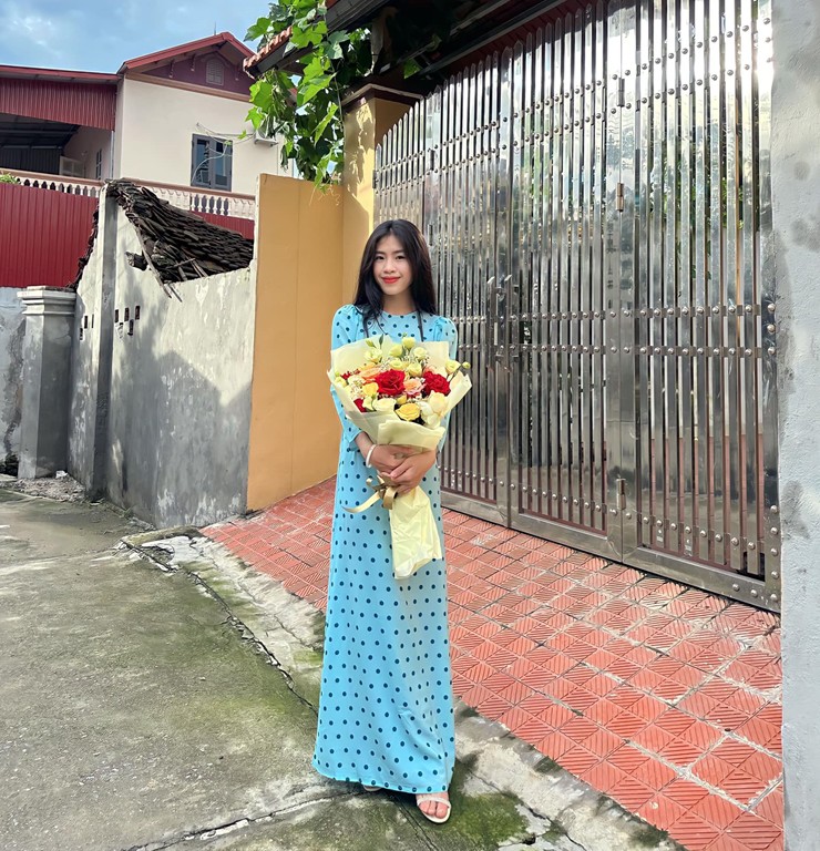 Thanh Nhã khoe dáng trong tà áo dài Việt Nam, được khen đẹp duyên dáng - 2