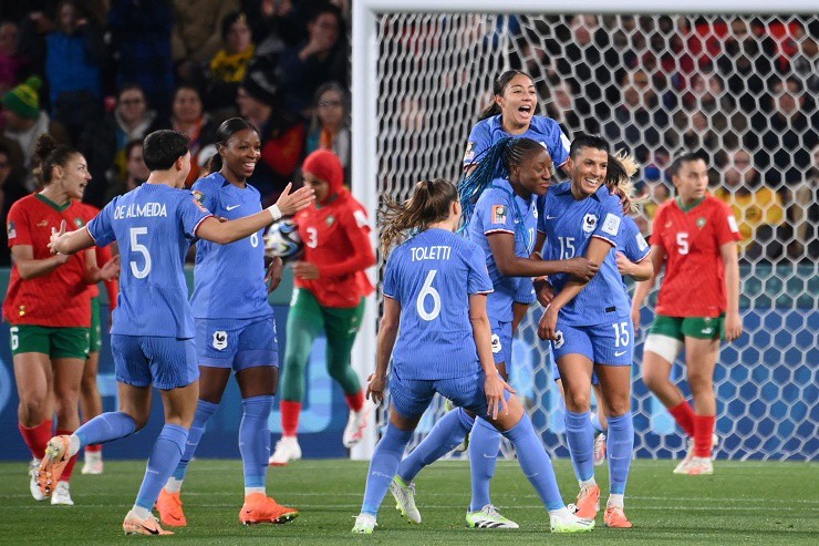 Pháp (áo xanh lam) dễ dàng ghi tên vào tứ kết World Cup nữ 2023