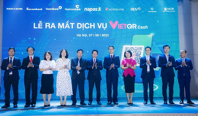 Lãnh đạo các đơn vị chúc mừng thành công Lễ ra mắt dịch vụ rút tiền VietQRCash
