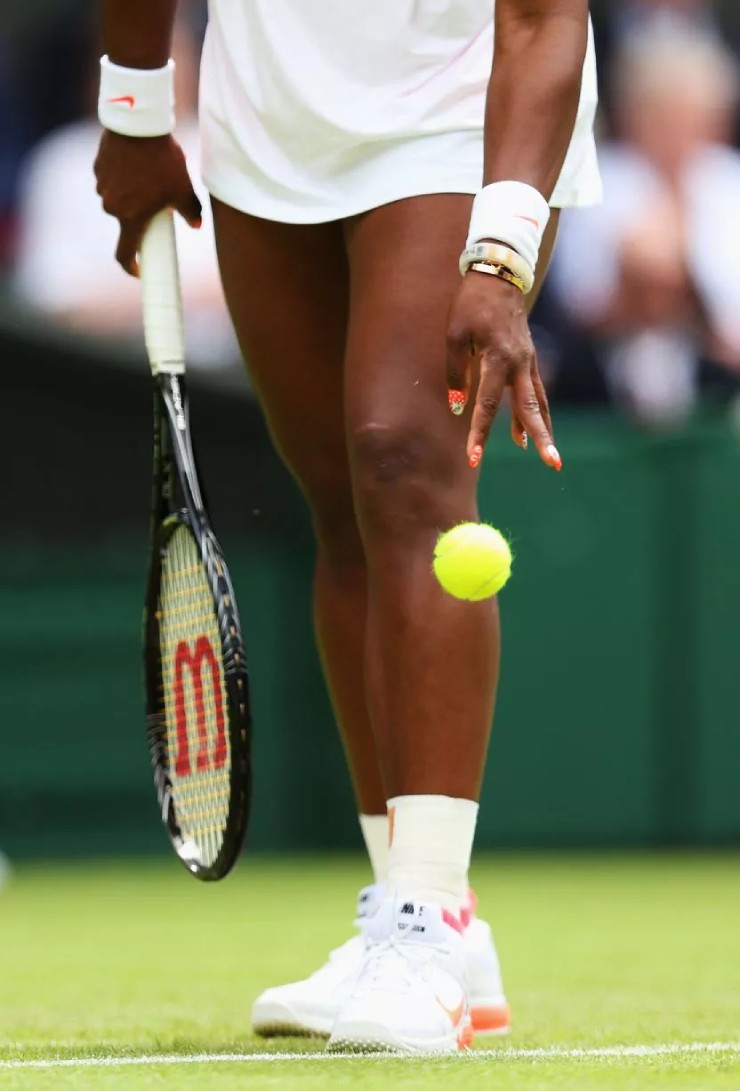 Serena Williams (Tennis). Nhà vô địch Wimbledon bảy lần là một tay vợt rất mê tín, cô thường mang mang dép tắm vào sân, buộc dây giày theo một cách nhất định, nảy bóng năm lần rồi giao bóng một, hai lần trước giao bóng thứ hai.