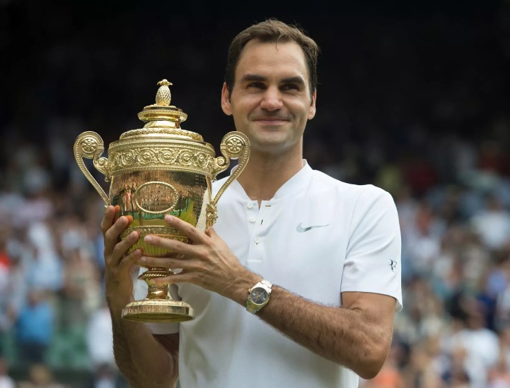 Roger Federer (tennis). 8 là một số cực kỳ quan trọng đối với Federer, tay vợt được cho là bị ám ảnh bởi nó. Anh thường thực hiện 8 cú ace trước mỗi trận đấu, tám lần xoa tay vào khăn khi kết thúc hiệp đấu, đặt 8 chai nước tại chỗ ngồi và mang theo tám cây vợt bên mình. 8 cũng là số lần Federer vô địch Wimbledon.