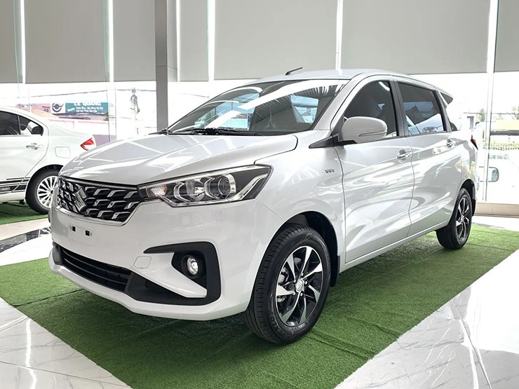 Suzuki Ertiga Hybrid được ưu đãi chính hãng đến 100 triệu đồng - 1