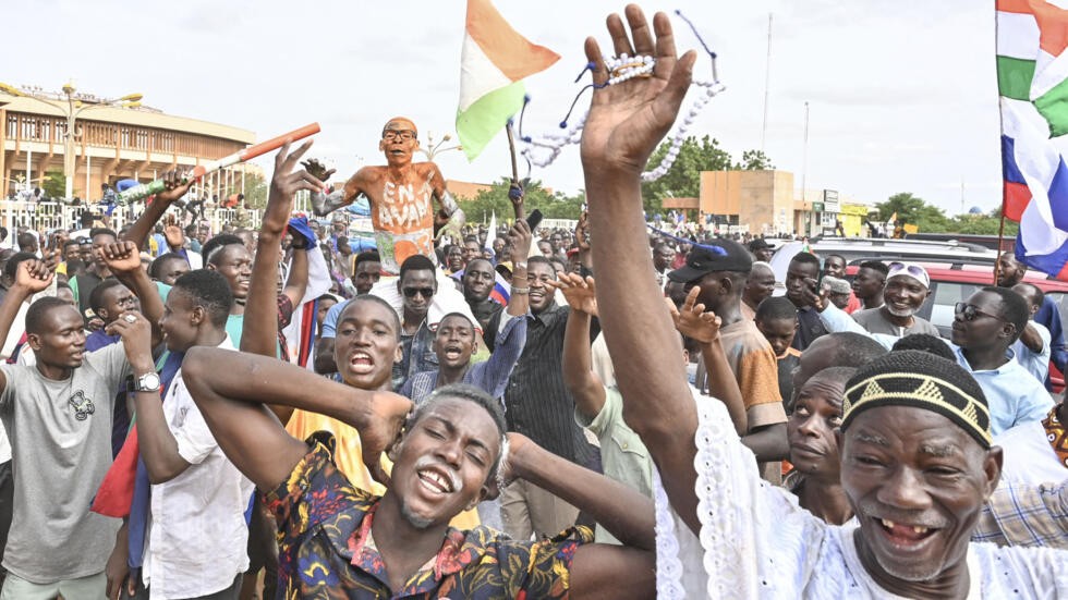 Người dân Niger đổ ra đường thể hiện quan điểm ủng hộ chính quyền quân sự.