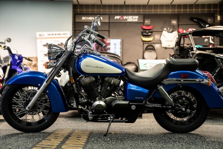 5. Honda Shadow Aero có phong cách xế hành trình cổ điển, thiết kế đẹp, trang bị động cơ V-twin 745cc có phản ứng ga tốt và tiết kiệm xăng. Xe hoạt động đáng tin cậy, nhìn sang trọng. Tuy nhiên, hộp số xe chỉ là loại 5 cấp thay vì 6 cấp, cảm giác rung xe khi chạy là điều mà người lái thường bắt gặp. 