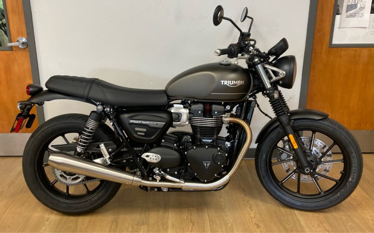 10. Triumph Speed Twin 900 thiết kế tân cổ điển, đẹp không tì vết. Xe có yên ngồi tốt hơn, phuộc treo được cải tiến, trang bị chất lượng, cùng hệ thống động cơ 900cc chống nước mạnh mẽ, công thái học thông minh và hệ thống phanh xe Brembo cao cấp. 