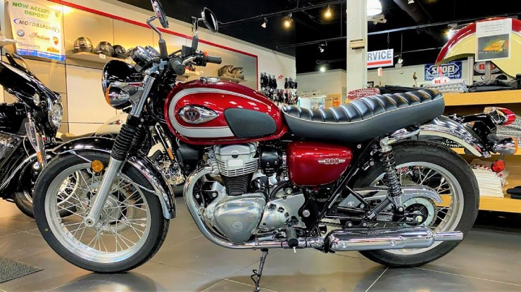 2. Kawasaki W800 là dòng mô tô cổ điển nổi tiếng của Kawasaki. Xe có động cơ V-twin 773cc mạnh mẽ, phong cách đẹp của những mẫu xe thuộc những năm 60 của thế kỷ trước, yên ngồi cuộn thoải mái và nhiều trang trí crôm nhìn sang chảnh. 