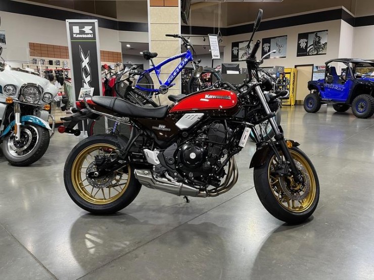 6. Kawasaki Z650RS có phong cách cổ điển, trải nghiệm lái thú vị, đặc biệt là mang động cơ bứt tốc rất mạnh. Thiết kế xe có sự tối giản, chất lượng các trang bị khỏi bàn. 