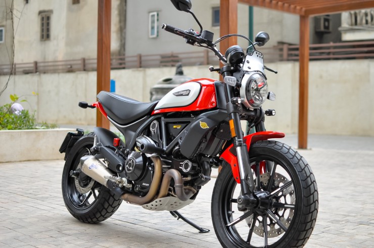 7. Ducati Scrambler Icon sở hữu động cơ V-Twin 803cc, cho công suất tối đa 73 mã lực. Xe hàng loạt trang bị điện tử hiện đại, hệ thống treo dẻo dai, vận hành đương nhiên rất mạnh mẽ. Tuy nhiên, mẫu xe này không thực sự phù hợp nhiều cho việc chạy ở các cung đường đa địa hình như tên gọi của xe. 