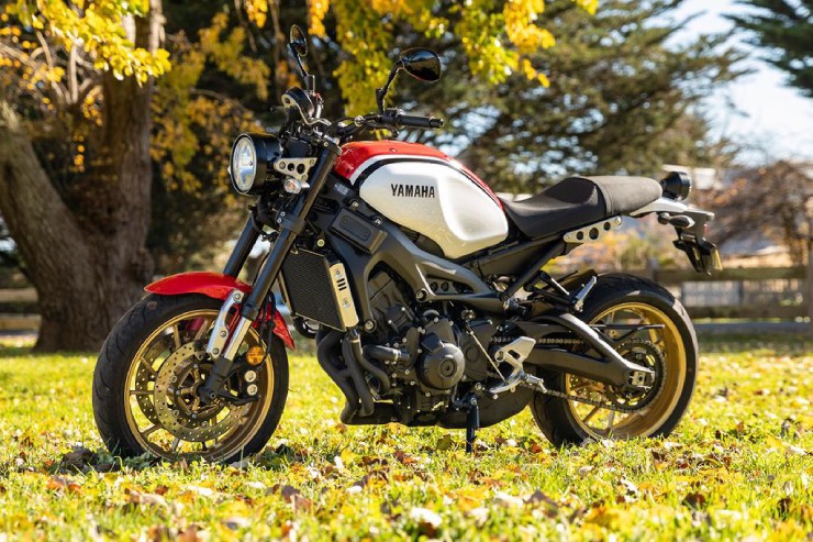 8. Yamaha XSR900 mang động cơ 3 xi lanh, đạt công suất rất mạnh mẽ 117 mã lực và bộ ống xả đem lại âm thanh cực kì phấn khích. Xe còn có thiết kế công thái học rất thoải mái. Tất nhiên, tổng thể thì mẫu xế nổ này quá nghiêng về tính hiện đại mà lại có ít đi chất cổ điển ở mặt thiết kế. 