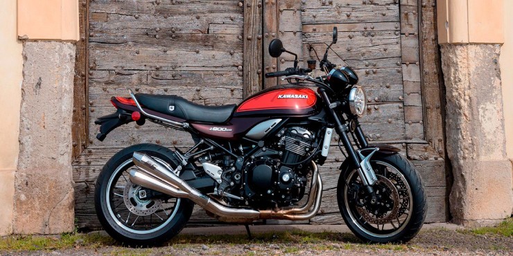 9. Kawasaki Z900 RS gia nhập vào dòng xế nổ cổ điển cách đây 5 năm, xe mang phong cách hoài cổ từ những năm 70 của thế kỷ trước. Tuy nhiên, trên xe mang hàng loạt trang bị hiện đại từ kiểm soát bám đường tới ABS và hệ thống treo tùy chỉnh. Xe có vị trí ngồi lái và công thái học thoải mái, công suất đầu ra 109 mã lực mạnh mẽ. 