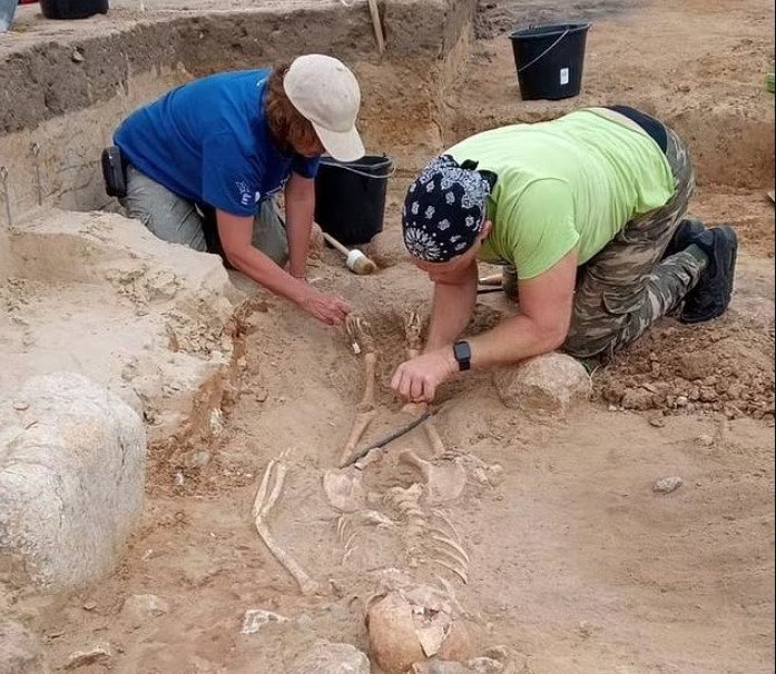 Bộ xương trẻ em với tư thế lạ được phát hiện ở Ba Lan. Ảnh: University of Nicolaus Copernicus