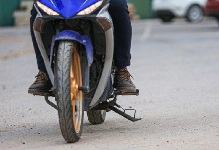 
Không gạt chân chống lên khi chạy xe máy sẽ rất nguy hiểm.&nbsp;