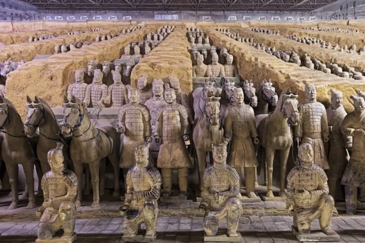Đội quân đất nung còn nguyên vẹn trong khu vực lăng mộ Tần Thủy Hoàng.