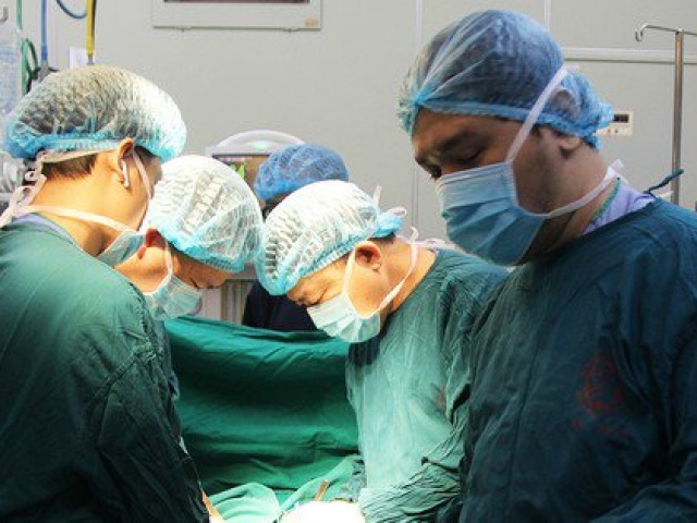 Sức khỏe đời sống - Hi hữu, tim phổi bé gái bị bóp nghẹt vì xương ức và xương sống gần chạm nhau