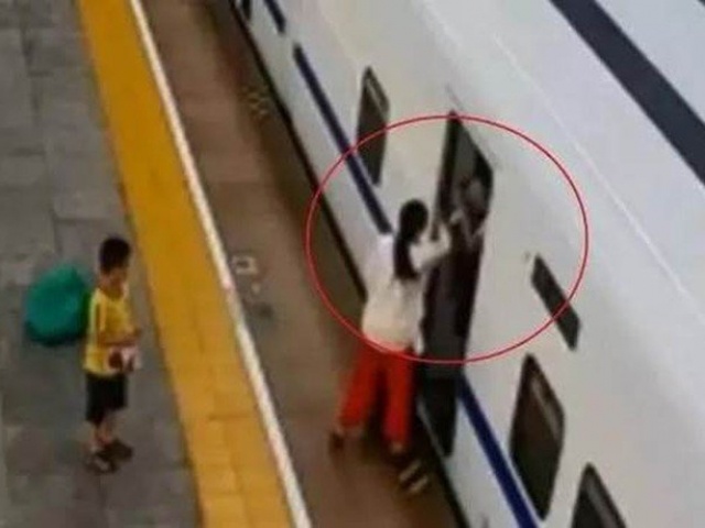 Giáo dục - du học - Người mẹ bị chỉ trích dữ dội khi có hành động “khôn vặt” ngay trước mặt con mình