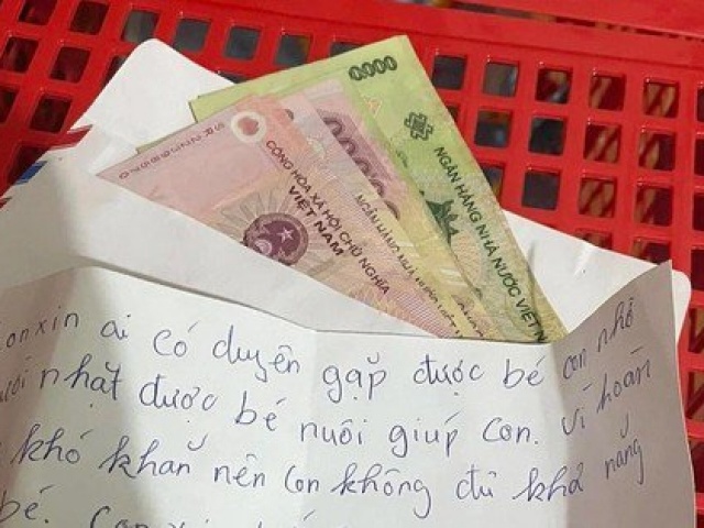 Tin tức trong ngày - Bé sơ sinh bị bỏ rơi trước cổng nhà dân kèm mảnh giấy và phong bì 500 nghìn đồng