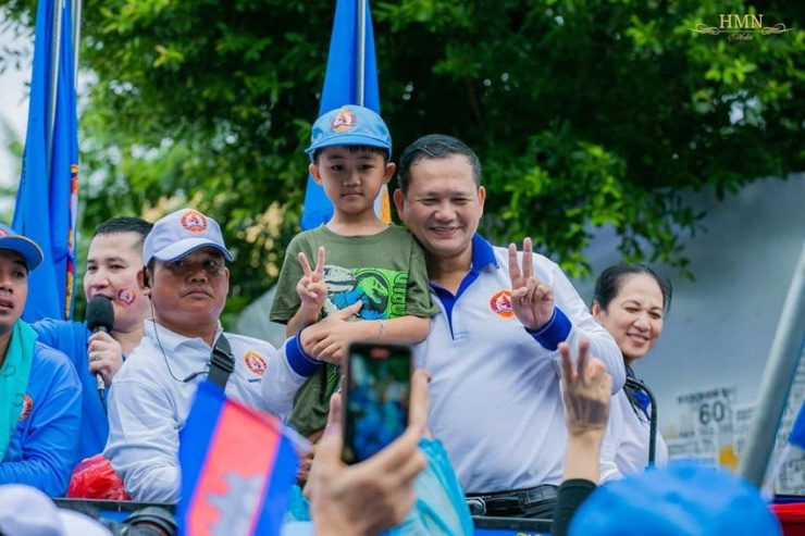 Ông Hun Manet (thứ hai từ phải qua) chụp ảnh cùng người dân Campuchia trong cuộc vận động tranh cử hồi tháng 7-2023. Ảnh: FACEBOOK